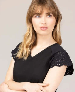 T-shirt Noir Élégant avec Manches en Broderie Anglaise -Terredemarins prod 10319 tee shirt mc noir tsuka 666x812 fc7ea0111e0b