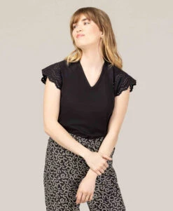 T-shirt Noir Élégant avec Manches en Broderie Anglaise