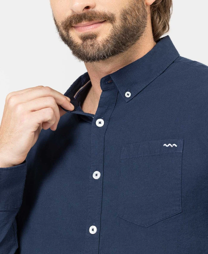 Chemise Oxford Homme Coupe Droite Indigo avec Détails Raffinés 4 Chemise Oxford Homme Coupe Droite Indigo avec Détails Raffinés – Image 2
