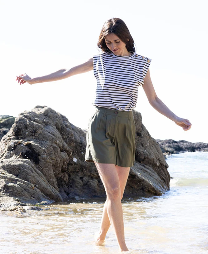 Débardeur Rayé Kaki Femme - Style Marinière avec Boutons Dorés 4 Débardeur Rayé Kaki Femme - Style Marinière avec Boutons Dorés – Image 2