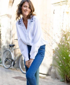 Chemise Blanche Femme avec Broderie Contrastée et Col V