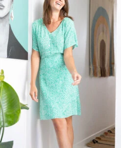 Robe Verte Courte Imprimée à Encolure V et Taille Élastiquée