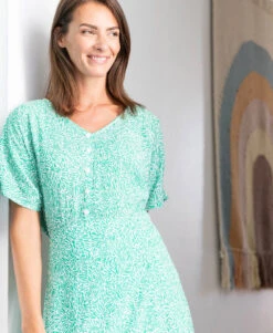 Robe Verte Courte Imprimée à Encolure V et Taille Élastiquée -Terredemarins prod 10593 robe mc imprime vert paro 666x812 fc7ea0111e0b