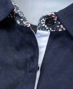 Polo en Coton Bleu Nuit à Manches 3/4 et Détails Fleuris 7 Polo en Coton Bleu Nuit à Manches 3/4 et Détails Fleuris -Terredemarins prod 364 polo m3 4 bleu nuit cariel 666x812 fc7ea0111e0b