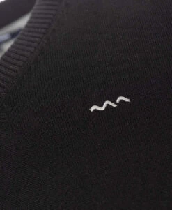 Pull Col V Noir pour Homme - Style Intemporel et Confort Quotidien 7 Pull Col V Noir pour Homme - Style Intemporel et Confort Quotidien -Terredemarins prod 4449 pull noir ariba 666x812 fc7ea0111e0b