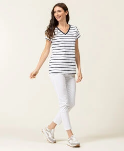 PALAVA Marinière Femme à Manches Courtes et Col V - Blanc Rayé Bleu Marine 10 PALAVA Marinière Femme à Manches Courtes et Col V - Blanc Rayé Bleu Marine -Terredemarins prod 6680 mariniere mc fond blanc raye indigo palava 666x812 fc7ea0111e0b