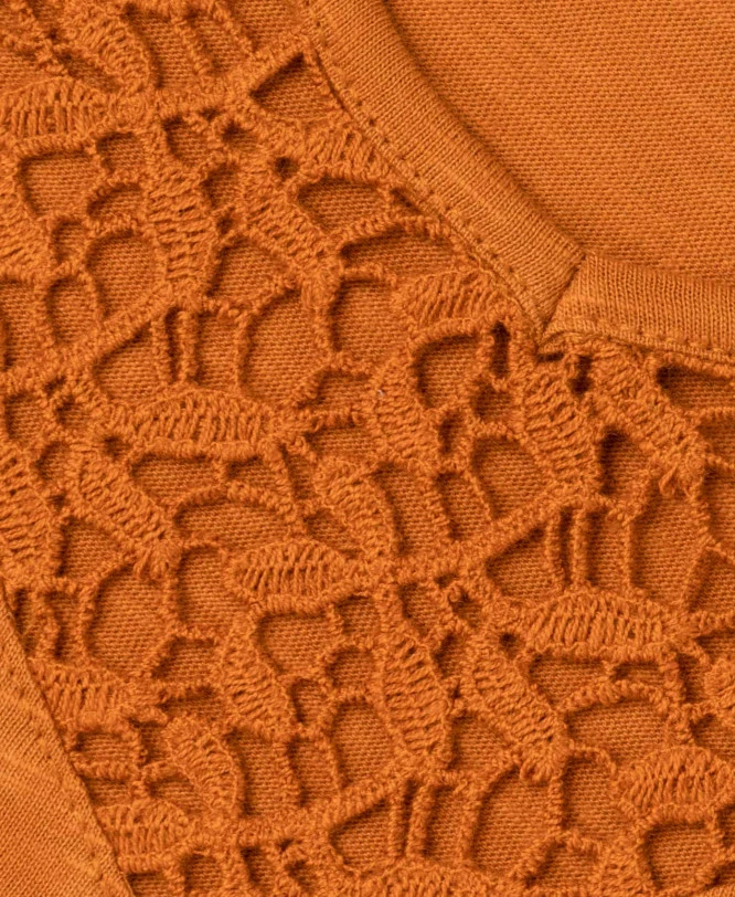 T-shirt ATRONI Femme Jaune Ambré à Col V et Détails Brodés 5 T-shirt ATRONI Femme Jaune Ambré à Col V et Détails Brodés – Image 3