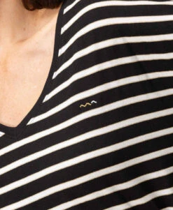 T-shirt Rayé Noir Femme Manches Longues avec Détails Lurex Doré 10 T-shirt Rayé Noir Femme Manches Longues avec Détails Lurex Doré -Terredemarins prod 7992 tee shirt ml fond noir raye naturel tsuki 666x812 fc7ea0111e0b