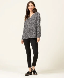 Blouse Fluide en Viscose à Imprimé Floral Noir et Détails Lurex 10 Blouse Fluide en Viscose à Imprimé Floral Noir et Détails Lurex -Terredemarins prod 7998 blouse ml imprime noir carox 666x812 fc7ea0111e0b