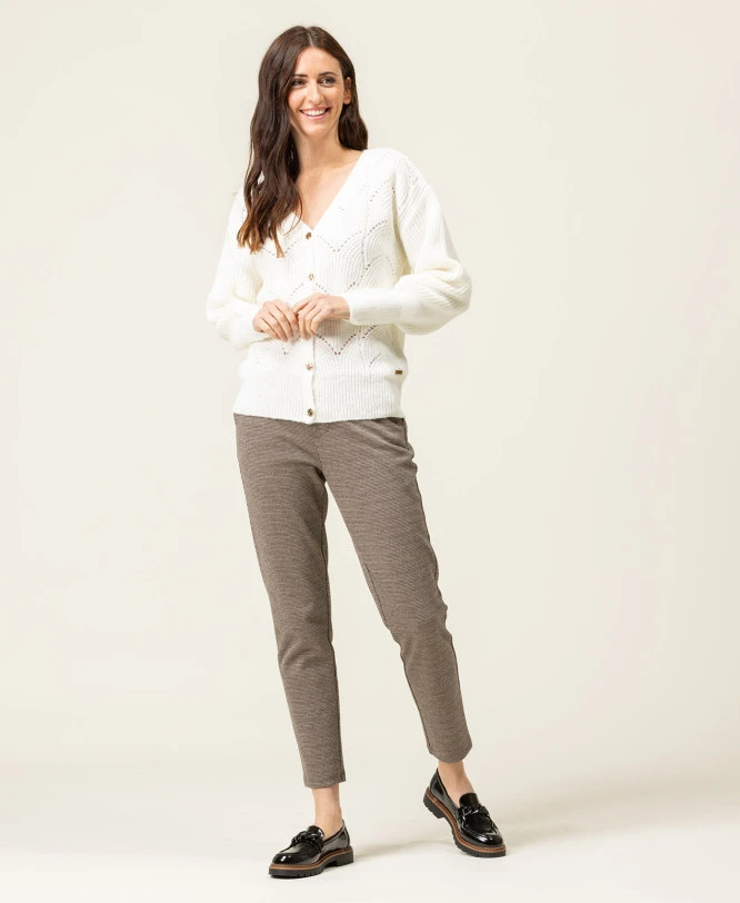 Cardigan Blanc Cassé Maille Fantaisie avec Boutons Dorés Raffinés 6 Cardigan Blanc Cassé Maille Fantaisie avec Boutons Dorés Raffinés – Image 4