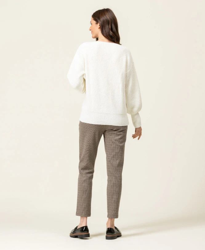 Cardigan Blanc Cassé Maille Fantaisie avec Boutons Dorés Raffinés 7 Cardigan Blanc Cassé Maille Fantaisie avec Boutons Dorés Raffinés – Image 5