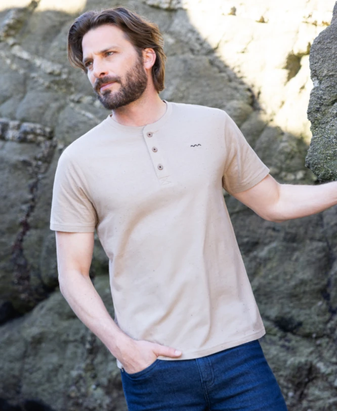 T-shirt Homme Manches Courtes Col Tunisien Beige Sable 4 T-shirt Homme Manches Courtes Col Tunisien Beige Sable – Image 2