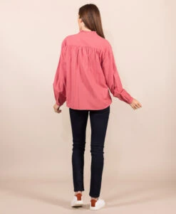 Chemisier Rose à Col Montant et Volants pour Femme -Terredemarins prod 8767 chemise chemisier ml bois de rose carvie 666x812 fc7ea0111e0b