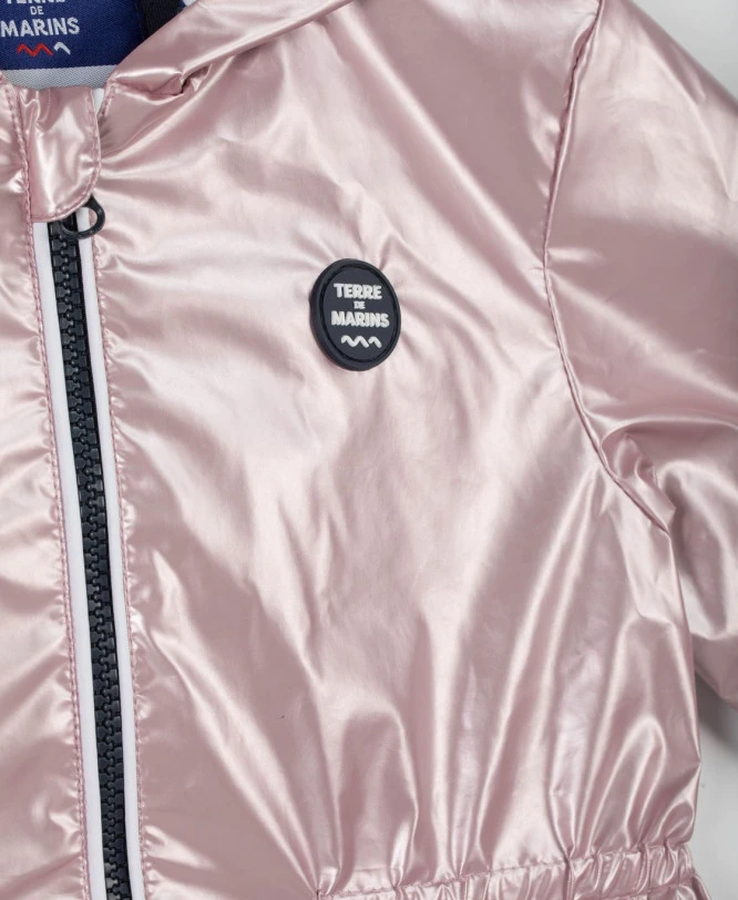 Coupe-vent Rose Irisé à Capuche pour Fille - Style Justis 4 Coupe-vent Rose Irisé à Capuche pour Fille - Style Justis – Image 2