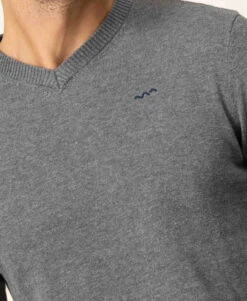 Pull Gris en Coton à Col V pour Homme - Coupe Classique et Élégante 9 Pull Gris en Coton à Col V pour Homme - Coupe Classique et Élégante -Terredemarins prod 9068 pull gris chine fonce kariba 666x812 fc7ea0111e0b