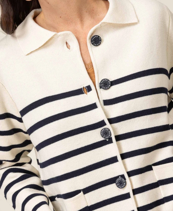 Gilet Rayé à Boutons Gravés pour Femme - Cardigan Chic et Confortable 6 Gilet Rayé à Boutons Gravés pour Femme - Cardigan Chic et Confortable – Image 4