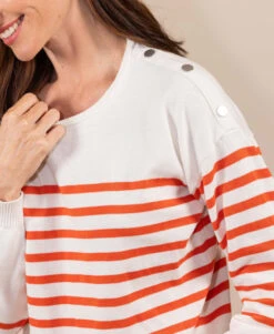 Pull Marinière Femme Grège à Rayures Orange et Boutons aux Épaules 7 Pull Marinière Femme Grège à Rayures Orange et Boutons aux Épaules -Terredemarins prod 9411 pull fond grege raye orange hicha2 666x812 fc7ea0111e0b