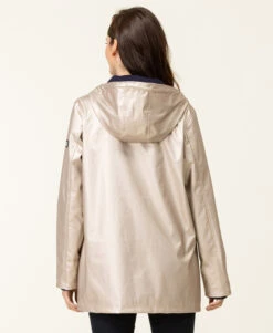 Terre de Marins FECIREC : L'Iconique Ciré Beige Doré pour Femme -Terredemarins prod 9429 imper cire beige dore fecirec 666x812 fc7ea0111e0b