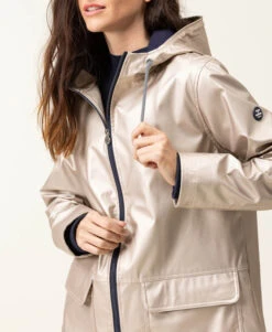 Terre de Marins FECIREC : L'Iconique Ciré Beige Doré pour Femme -Terredemarins prod 9430 imper cire beige dore fecirec 666x812 fc7ea0111e0b