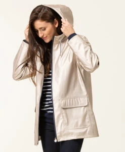 Terre de Marins FECIREC : L'Iconique Ciré Beige Doré pour Femme -Terredemarins prod 9431 imper cire beige dore fecirec 666x812 fc7ea0111e0b
