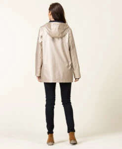 Terre de Marins FECIREC : L'Iconique Ciré Beige Doré pour Femme -Terredemarins prod 9432 imper cire beige dore fecirec 666x812 fc7ea0111e0b