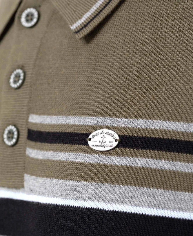 Pull Kaki Homme avec Col Polo et Rayures Placées - Style Casual Chic 5 Pull Kaki Homme avec Col Polo et Rayures Placées - Style Casual Chic – Image 3